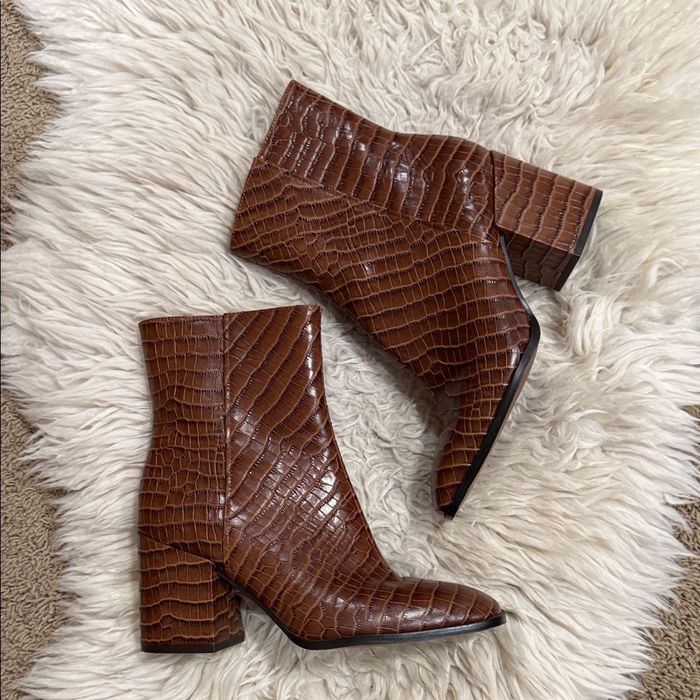 VIONIC Boots Womens 9 Brown Harper
Croc Embossed Ankle Block Heel Zip Square
Toe